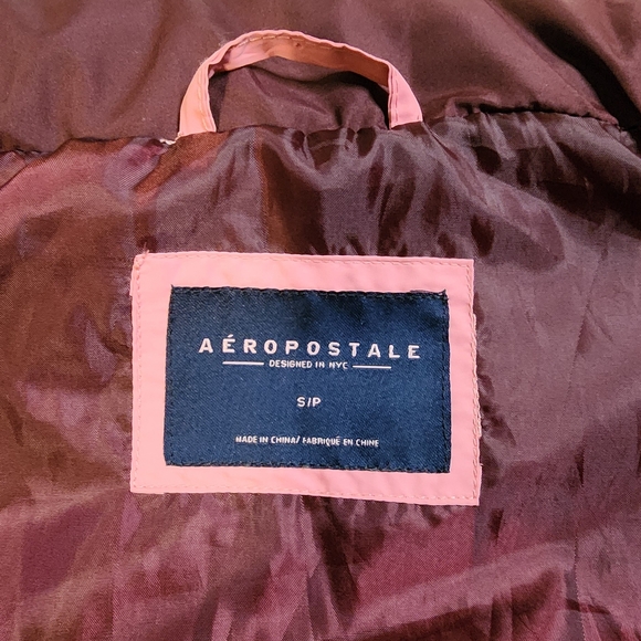 Aerpostale Women's Burgundy Puffer Vest, Size Small, EUC - Picture 3 of 5
